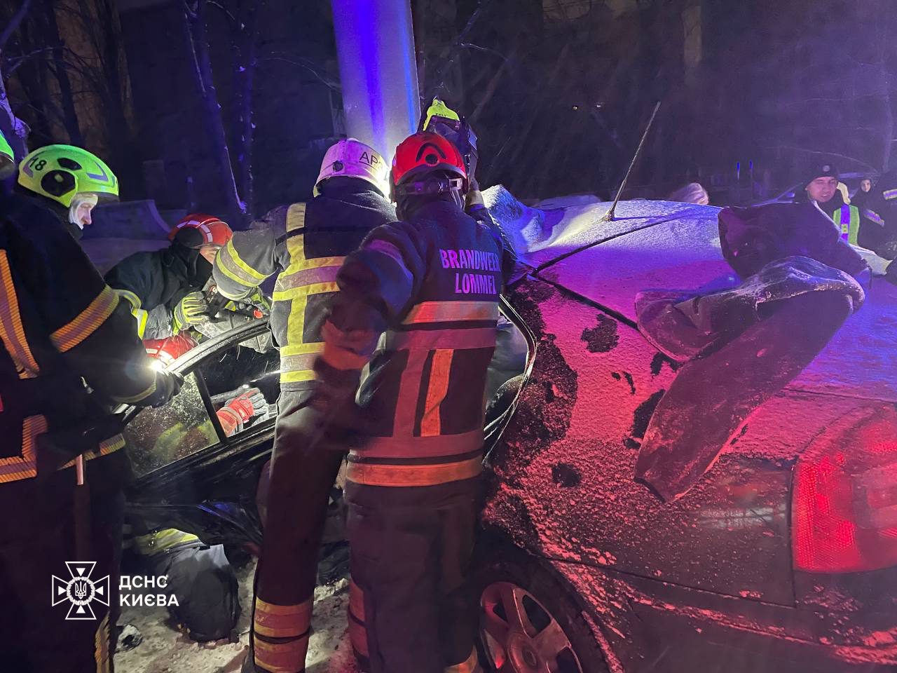 У Солом'янському районі автомобіль влетів в білборд: одна людина загибла, дві отримали травми (фото, відео)