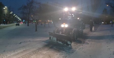 245 одиниць спецтехніки «Київавтодору» прибирають сніг на вулицях столиці (фото)