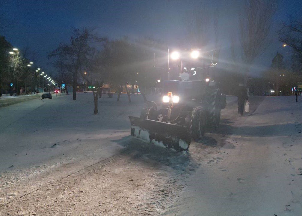 245 одиниць спецтехніки «Київавтодору» прибирають сніг на вулицях столиці (фото)