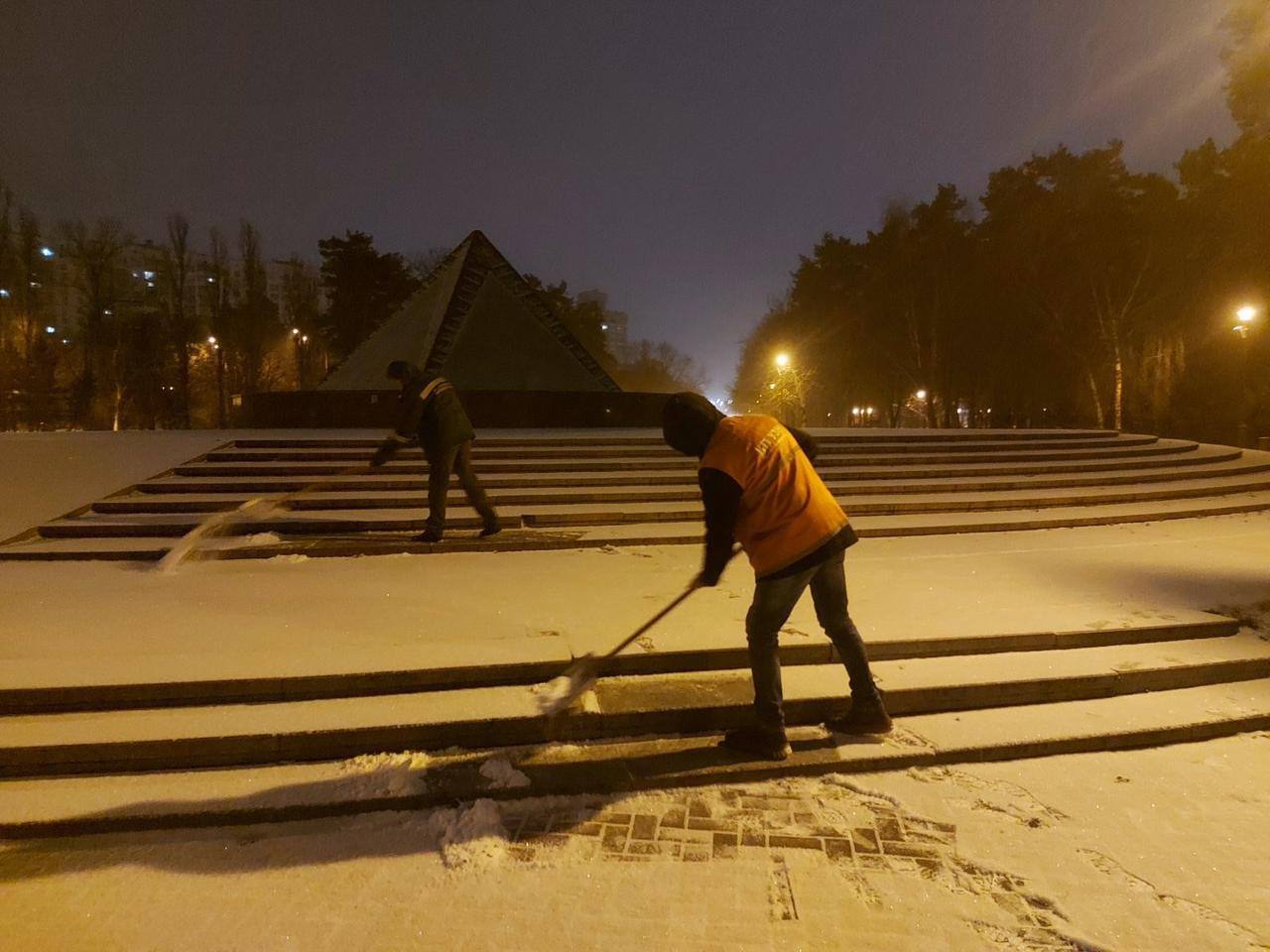 182 одиниці спецтехніки «Київавтодору» з ночі прибирають сніг на вулицях столиці 182 одиниці спецтехніки «Київавтодору» з ночі прибирають сніг на вулицях столиці