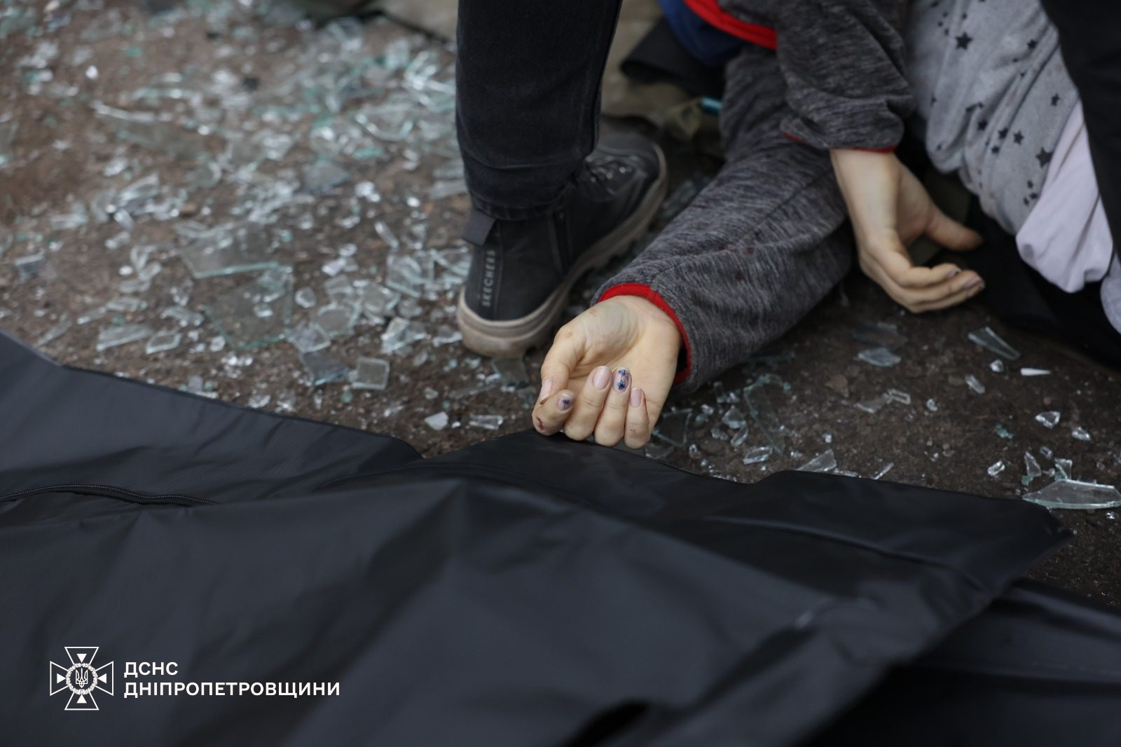 4 людини загинули, 40 постраждало через ракетний удар по Дніпру (фото, відео)