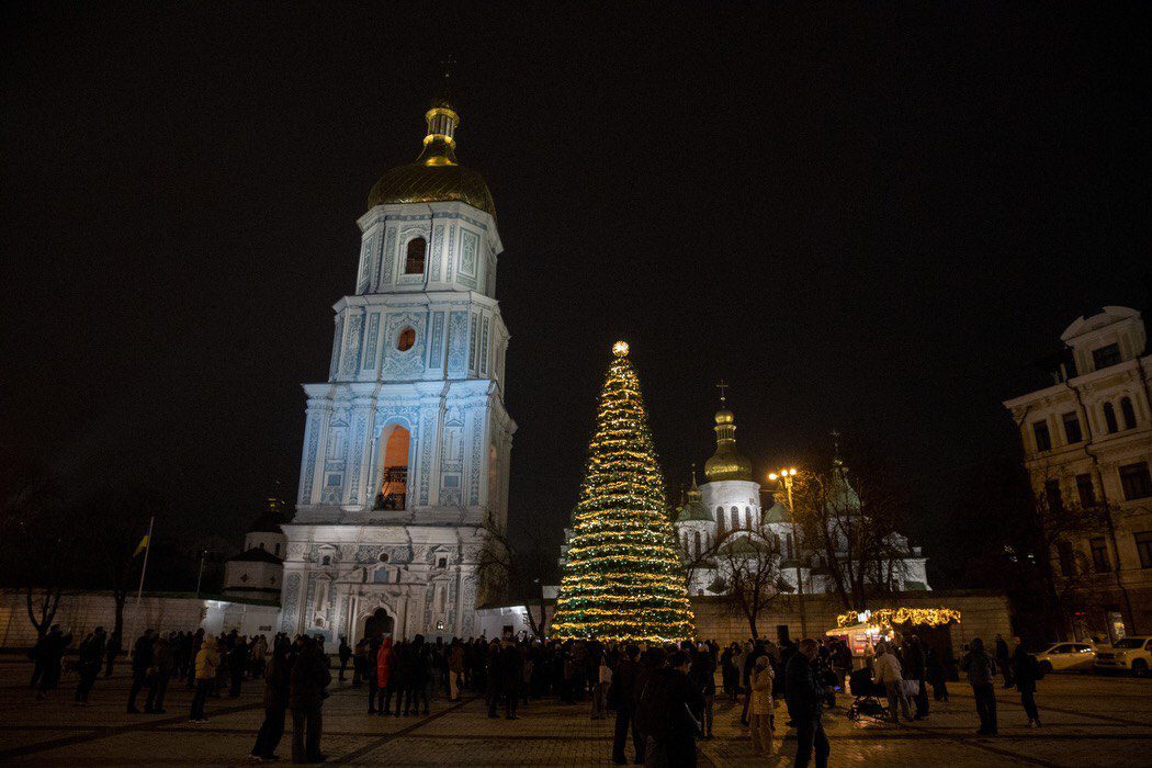 На головній ялинці країни напередодні Дня Святого Миколая засвітили вогні (фото) На головній ялинці країни напередодні Дня Святого Миколая засвітили вогні (фото)