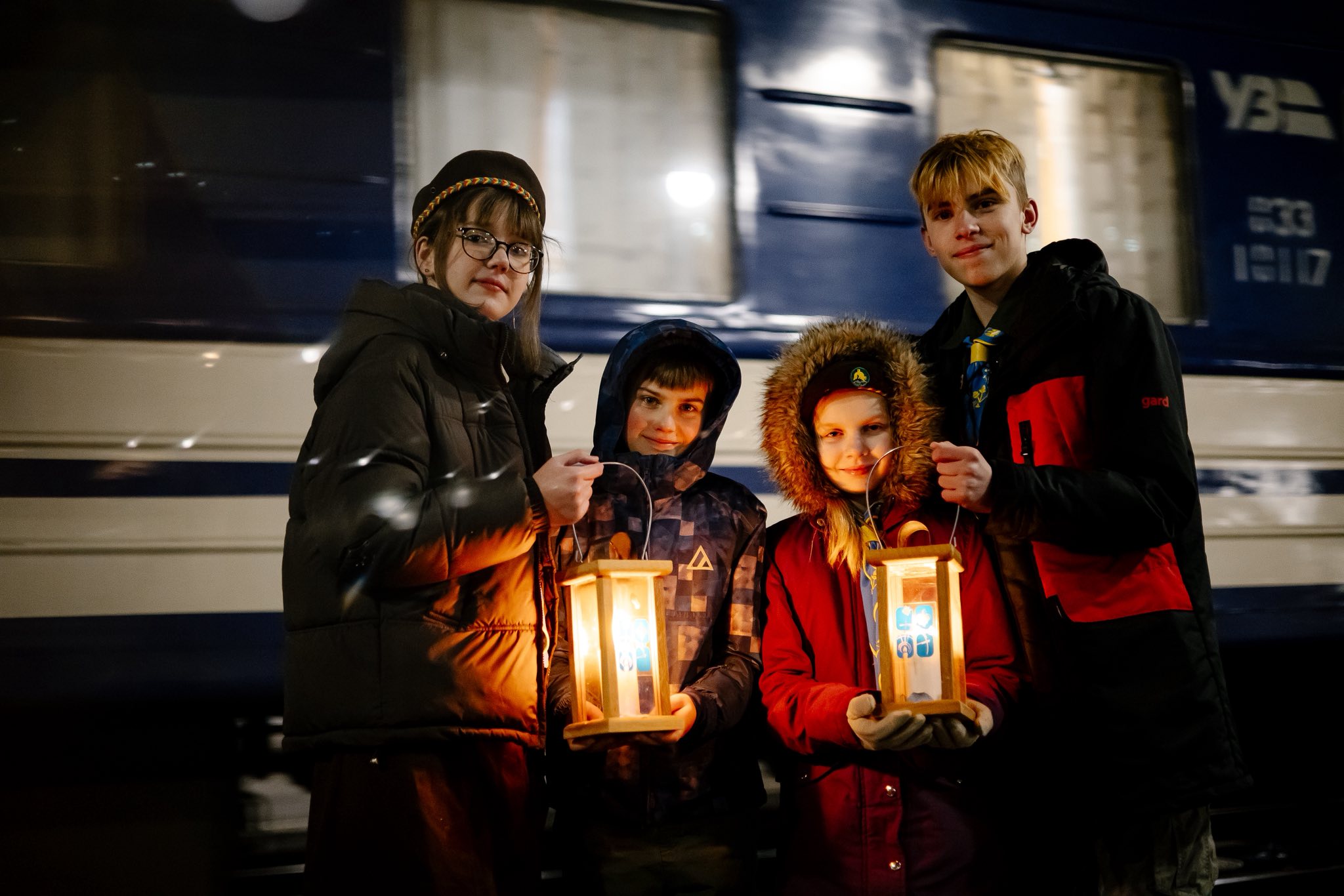 До Києва прибув вифлеємський вогонь миру (фото) До Києва прибув вифлеємський вогонь миру (фото)