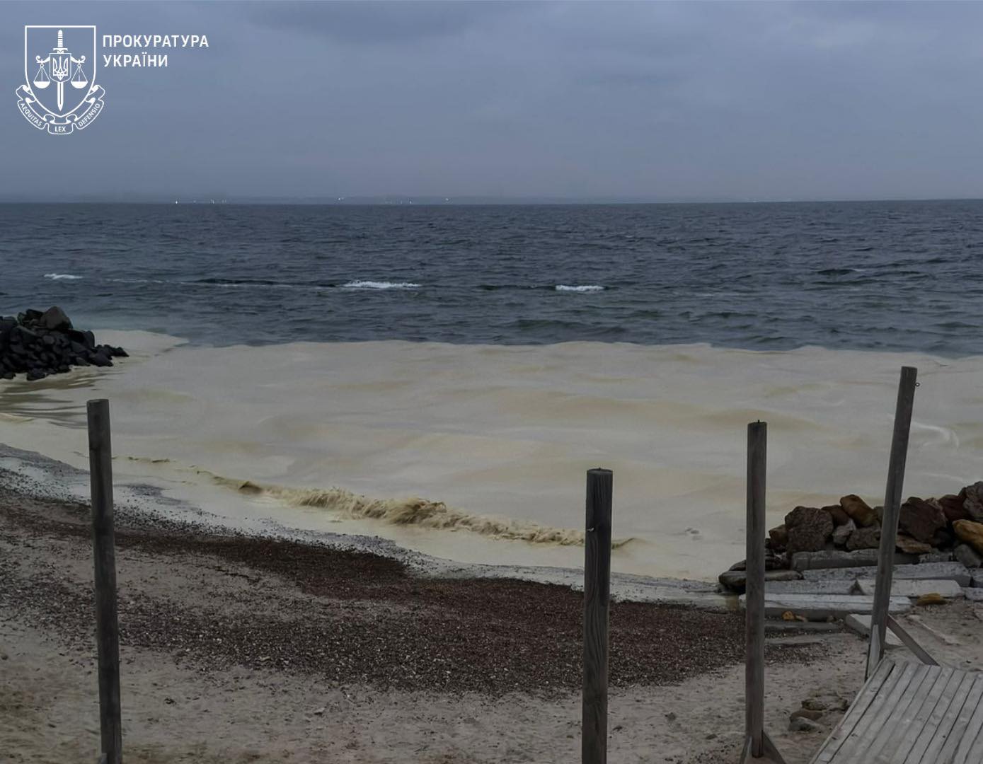 На узбережжі пляжів Одещини та в морі виявили плями, схожі на рослинну олію (фото) На узбережжі пляжів Одещини та в морі виявили плями, схожі на рослинну олію (фото)