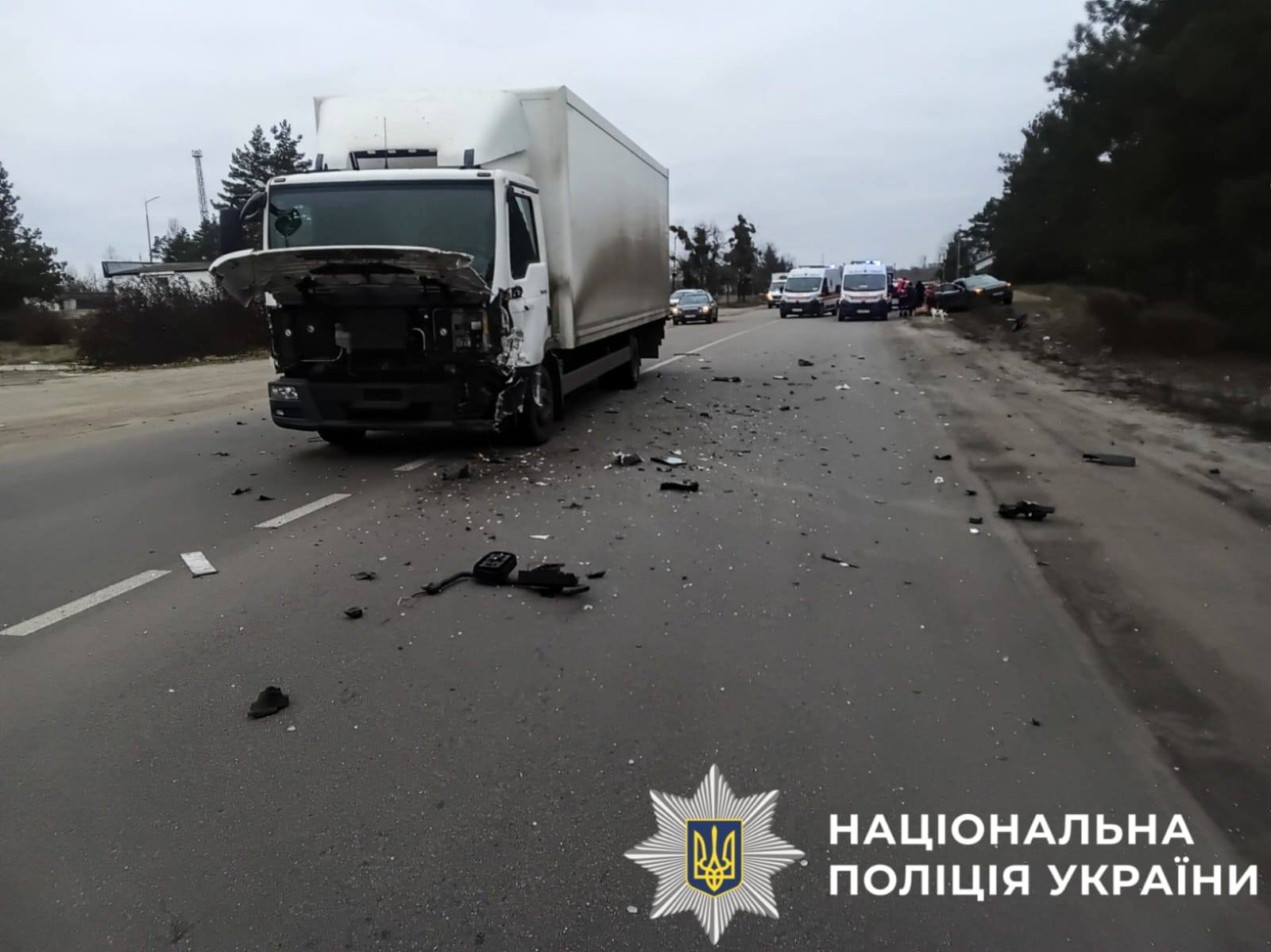 На Київщини через зіткнення вантажівки з позашляховиком з загинув 8-річний пасажир (фото)