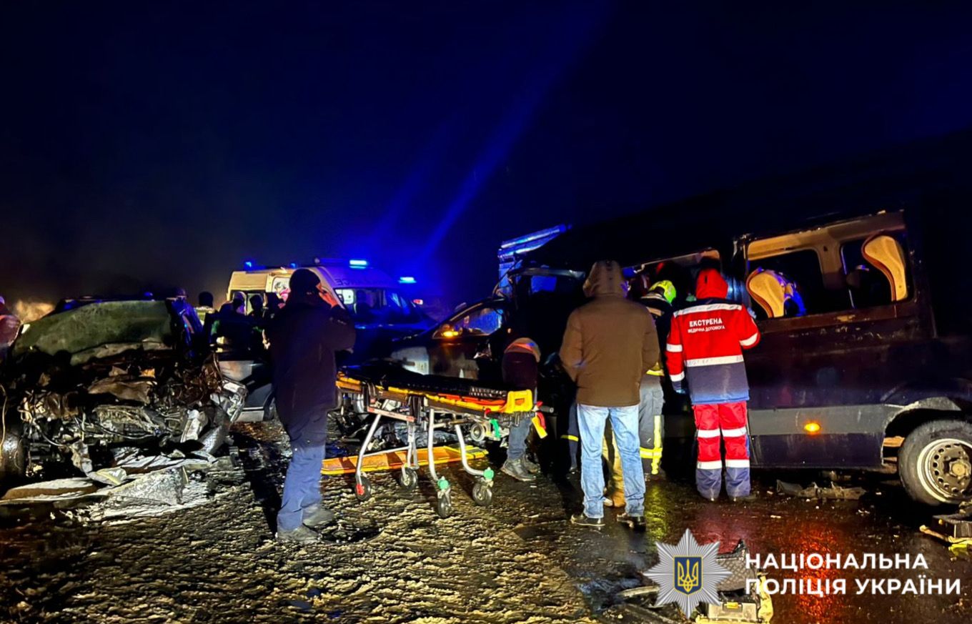 Одна людина загинула, 13 постраждало в ДТП з маршрутним таксі на Бориспільщині (фото) Одна людина загинула, 13 постраждало в ДТП на Бориспільщині (фото)