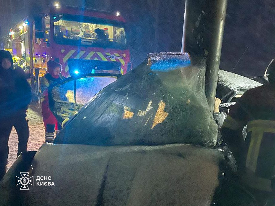 У Солом'янському районі автомобіль влетів в білборд: одна людина загибла, дві отримали травми (фото, відео)