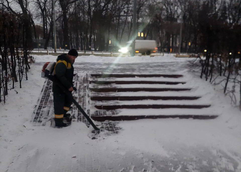 245 одиниць спецтехніки «Київавтодору» прибирають сніг на вулицях столиці (фото)