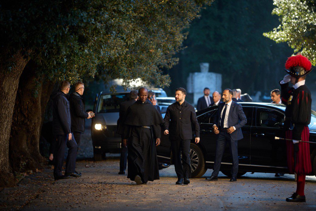 Зеленський відвідав Папу Римського в літньої резиденції Кастель-Гандольфо та запросив його в Україну Зеленський відвідав Папу Римського в літньої резиденції Кастель-Гандольфо та запросив його в Україну