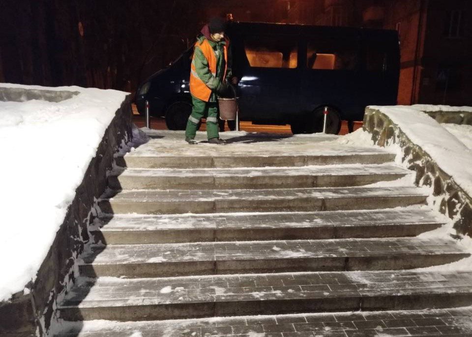 245 одиниць спецтехніки «Київавтодору» прибирають сніг на вулицях столиці (фото)