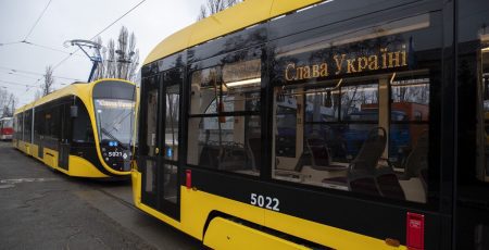 Два нових трамвайних вагони вже курсують на столичному маршруті № 27 (фото)