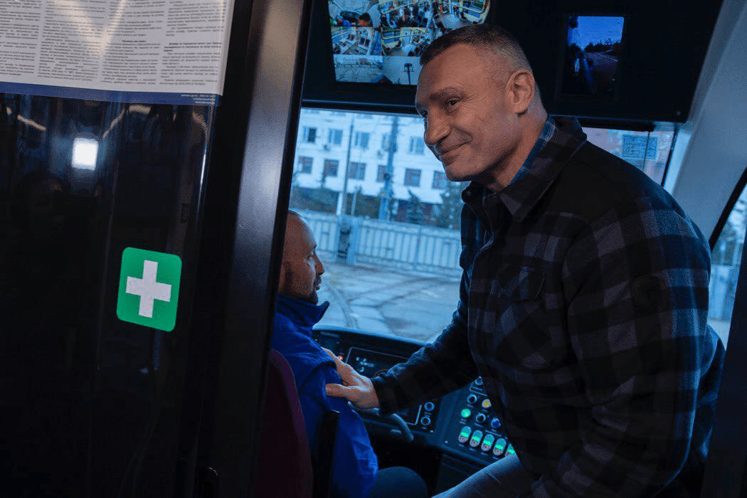 На маршрутах Києва незабаром з’являться 85 сучасних інклюзивних автобусів та 8 трамваїв, частина вже працює - Кличко