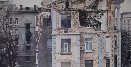 Біля Офісу Президента на Банковій майже рік не відновлюють зруйнований росармією будинок