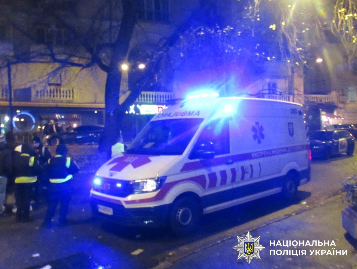 На Хрещатику чоловік вдарив перехожого - постраждалий у лікарні, нападника затримали
