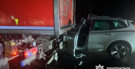 На трасі Київ-Харків легковик влетів під вантажівку - водій загинув