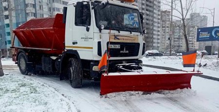 У Києві комунальники провели очищення і повторну обробку вулиць та доріг столиці