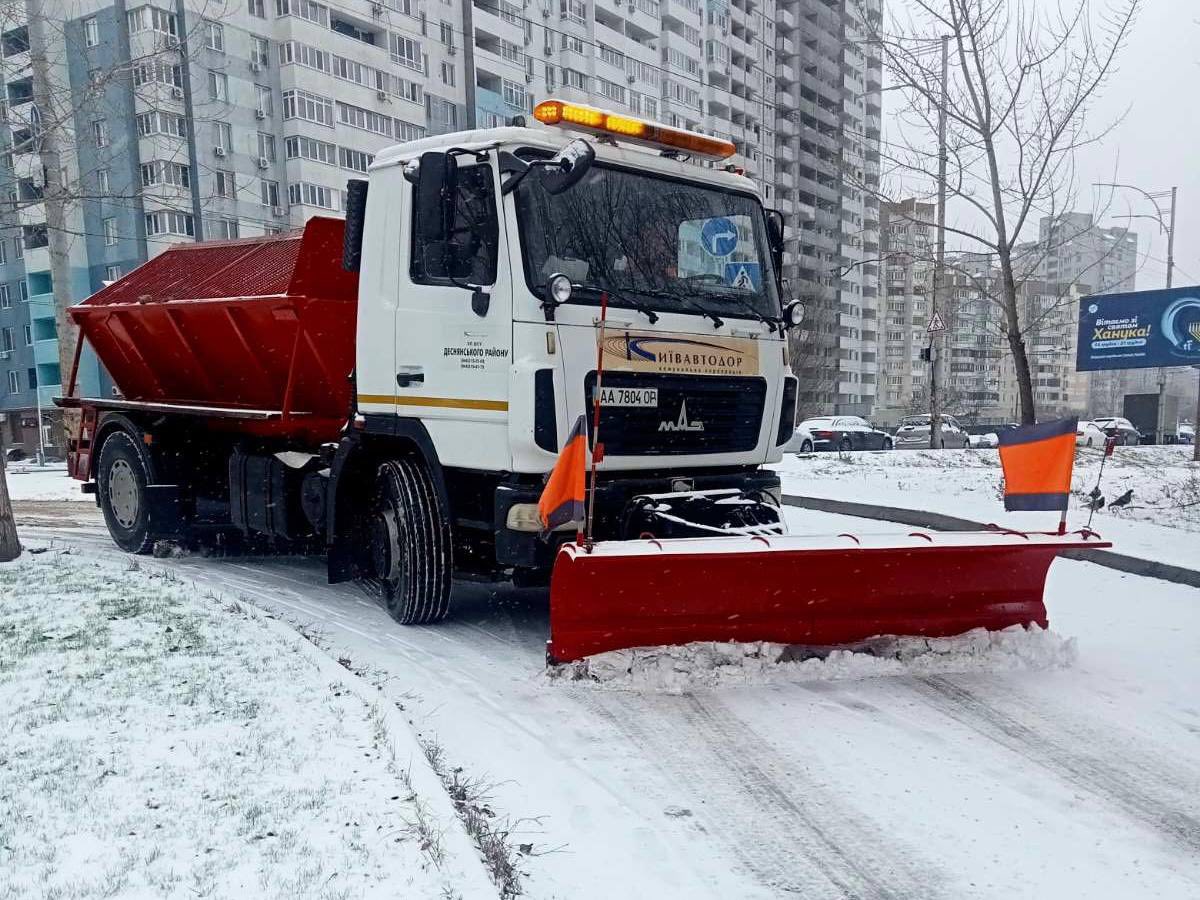 У Києві комунальники провели очищення і повторну обробку вулиць та доріг столиці