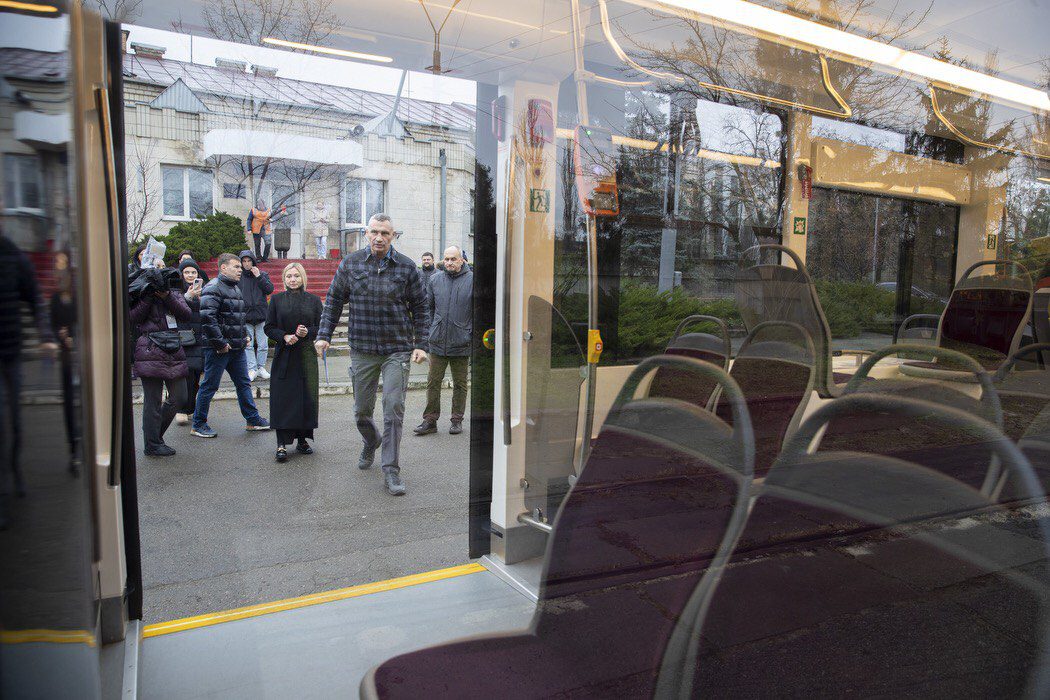 Два нових трамвайних вагони вже курсують на столичному маршруті № 27 (фото) На сім столичних маршрутів вийшли нові трамваї та автобуси (фото)