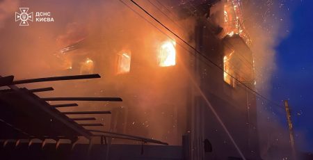 Масована атака на Київ: влучання та пожежі у семи районах, є постраждалі