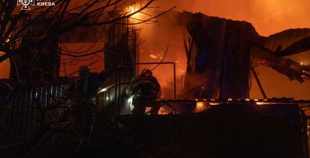 На Микільській слобідці у столиці вночі згоріла приватна садиба (фото, відео)