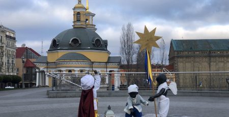У Києві скульптури малюків-засновників вбралися до Різдва