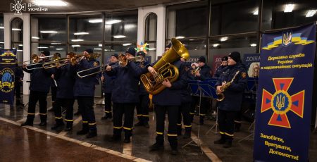 На станції метро "Золоті ворота" оркестр ДСНС привітав киян з Різдвом (відео)