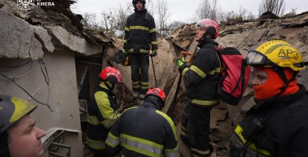 У Києві півмільйона родин без світла, аварійно-рятувальні та відновлювальні роботи тривають (фото, відео)