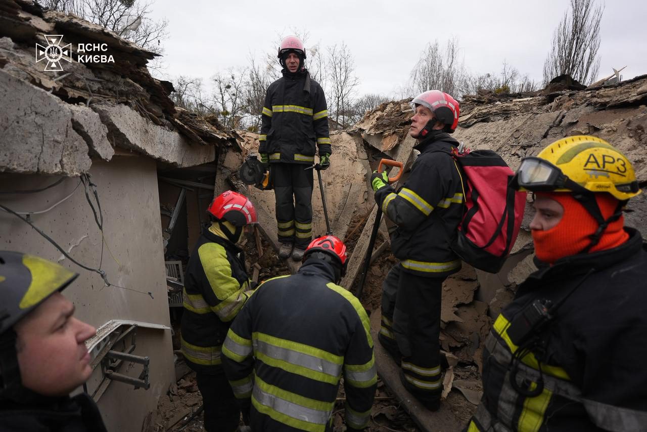 У Києві півмільйона родин без світла, аварійно-рятувальні та відновлювальні роботи тривають (фото, відео)