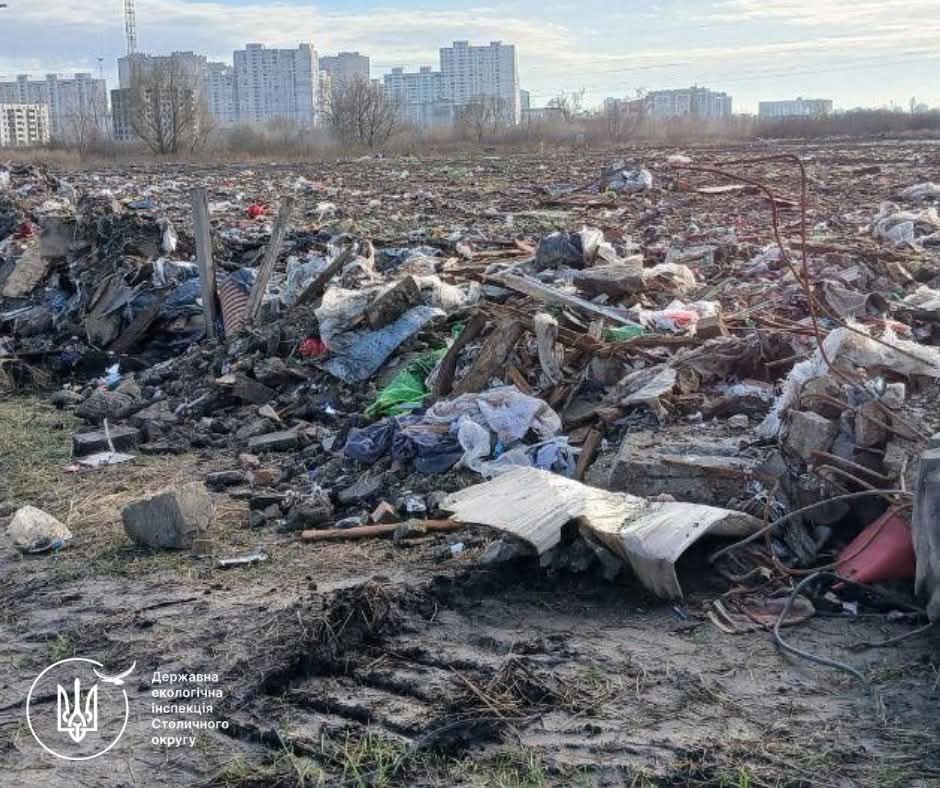У Погребах виявили звалище промислових та будівельних відходів