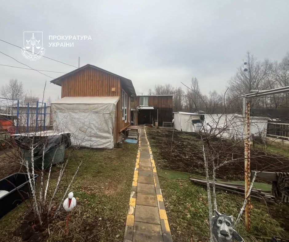 Киянина судитимуть за самовільне захоплення землі та незаконне будівництво біля озера Алмазне 