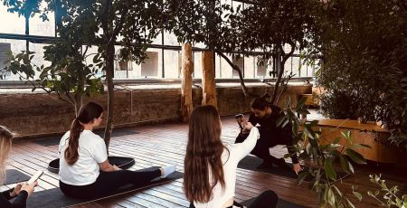 Де в Києві зайнятися йогою в оранжереї