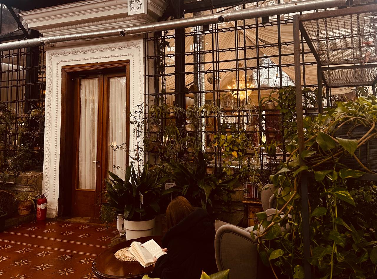 Де в Києві зайнятися йогою в оранжереї