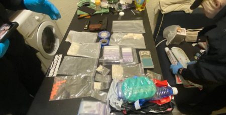 У Києві перед судом постане наркозбувач, який доставляв наркотики клієнтам через служби таксі (фото)