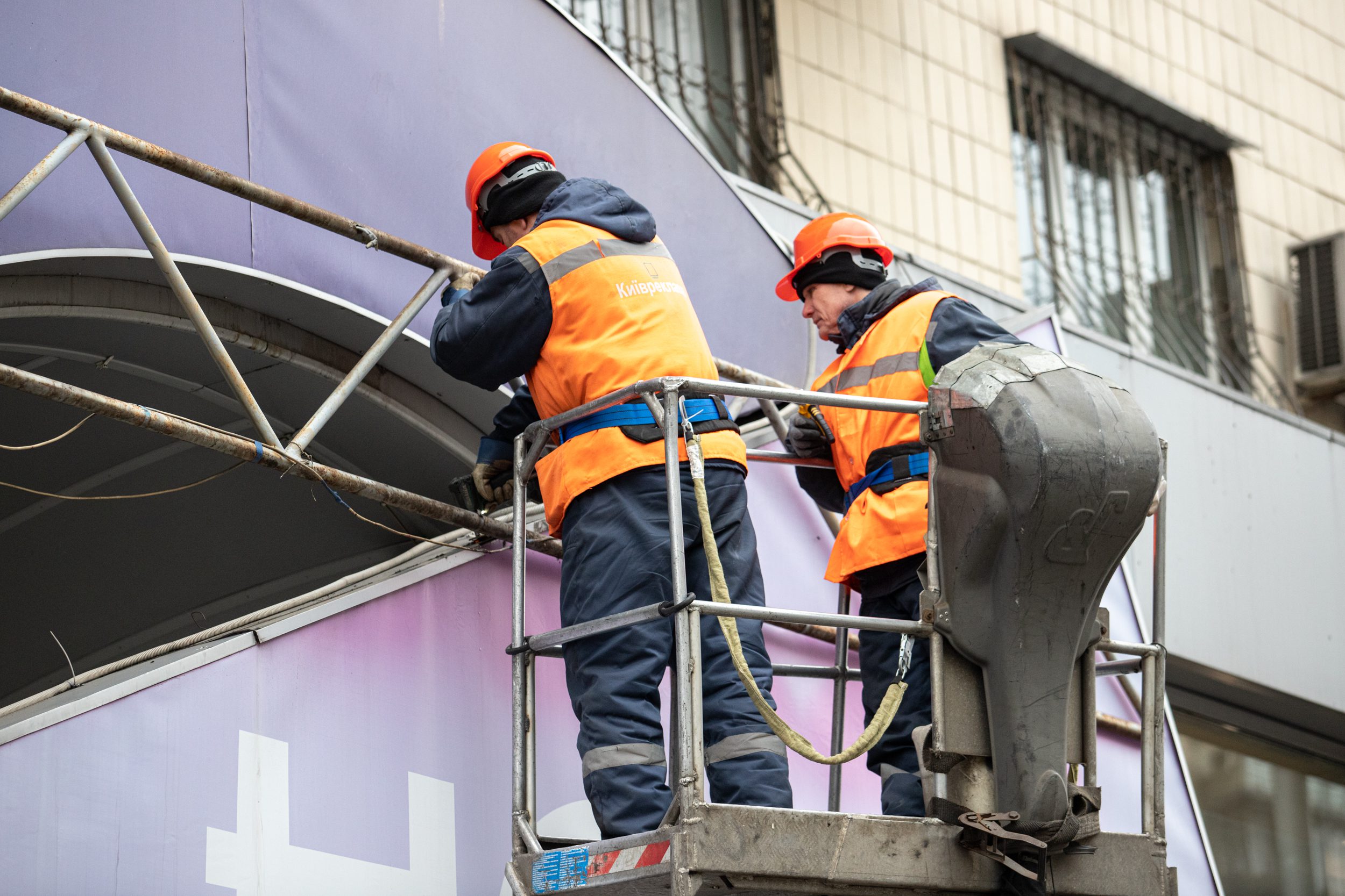 У Києві цього тижня демонтовуватимуть незаконно розміщену рекламу у центрі та на Подолі (локації)