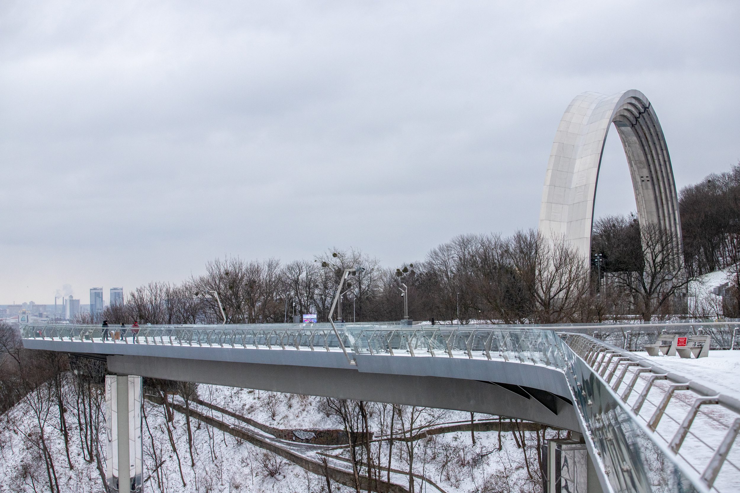 Сніг у Києві: на дорогах працюють близько двох сотень одиниць спецтехніки