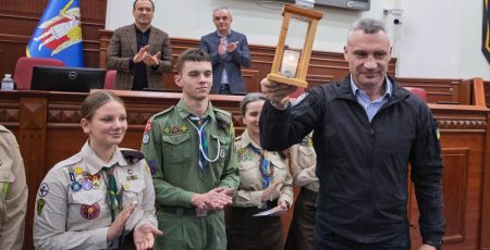 Пластуни принесли у Київраду “Вифлеємський вогонь”