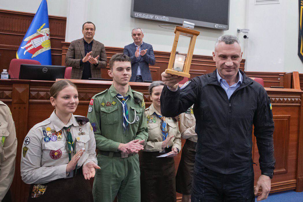 Пластуни принесли у Київраду “Вифлеємський вогонь”