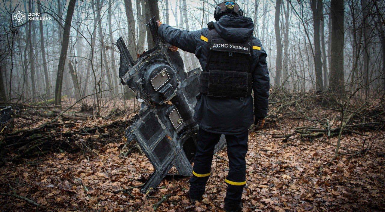 У Богуславській громаді в лісі знайшли уламки БПЛА “Герань-2” з бойовою частиною