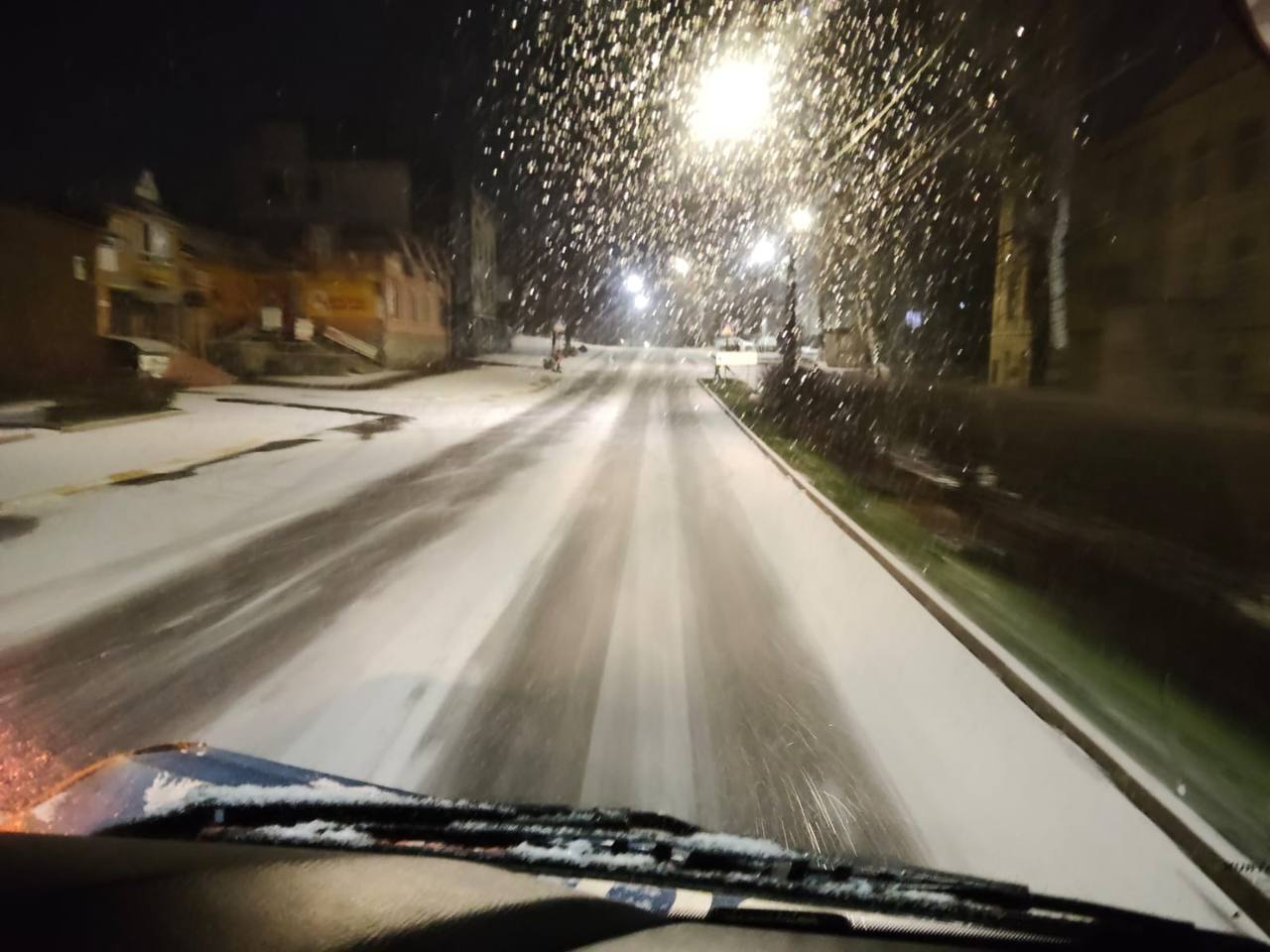 Перший сніг на Київщині: на дорогах працюють понад півсотні одиниць спецтехніки