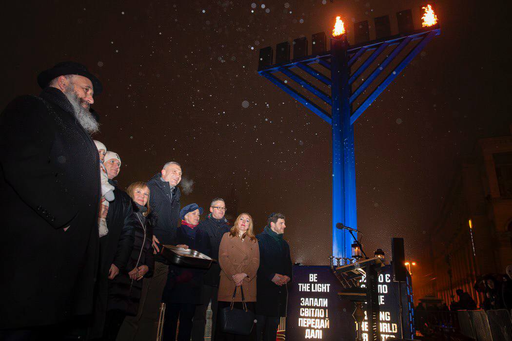 На столичному Майдані Незалежності запалили першу свічку на Ханукії (фото)