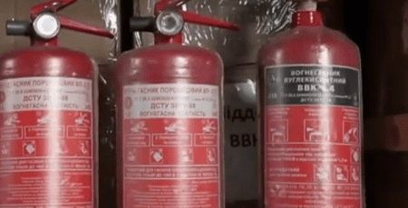 Рятувальники Київщини розповіли, як безпечно евакуюватися з багатоповерхівки під час атаки чи пожежі (відео)