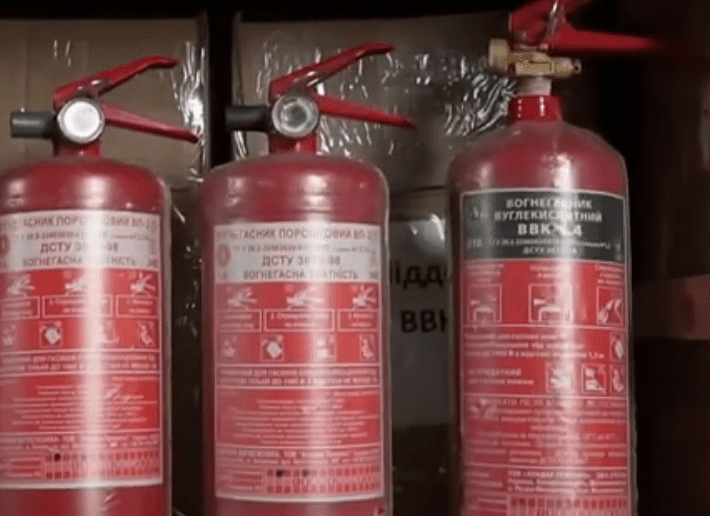 Рятувальники Київщини розповіли, як безпечно евакуюватися з багатоповерхівки під час атаки чи пожежі (відео)