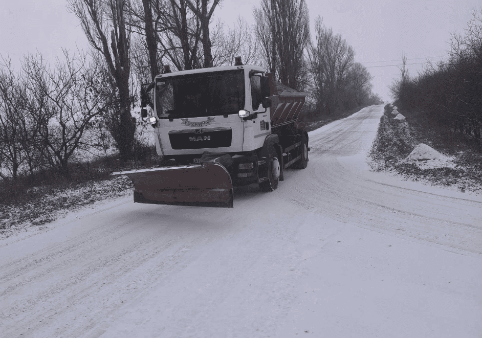 На Бориспільщині працює 18 одиниць техніки для розчистки доріг від снігу