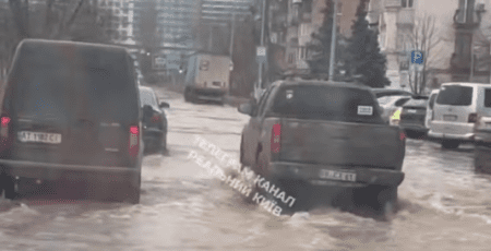 На бульварі Верховної Ради через порив водопровідної мережі утворилося провалля, рух транспорту обмежено (відео)