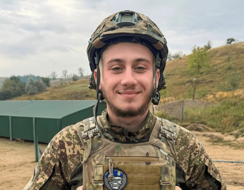 На Бучанщині попрощаються з 22-річним розвідником-снайпером Олексієм Голендухою