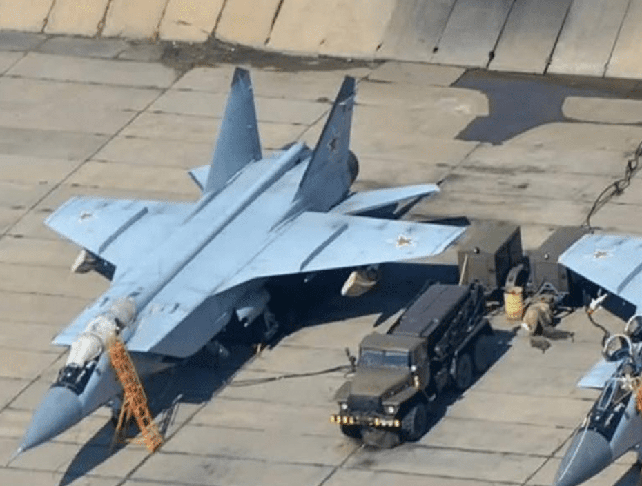 На аеродромі Бельбек в Криму уражено літак МіГ-31 та техніку окупантів - СБУ