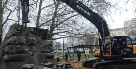 Столичні комунальники знесли постаменти під пам’ятники радянської епохи (фото)