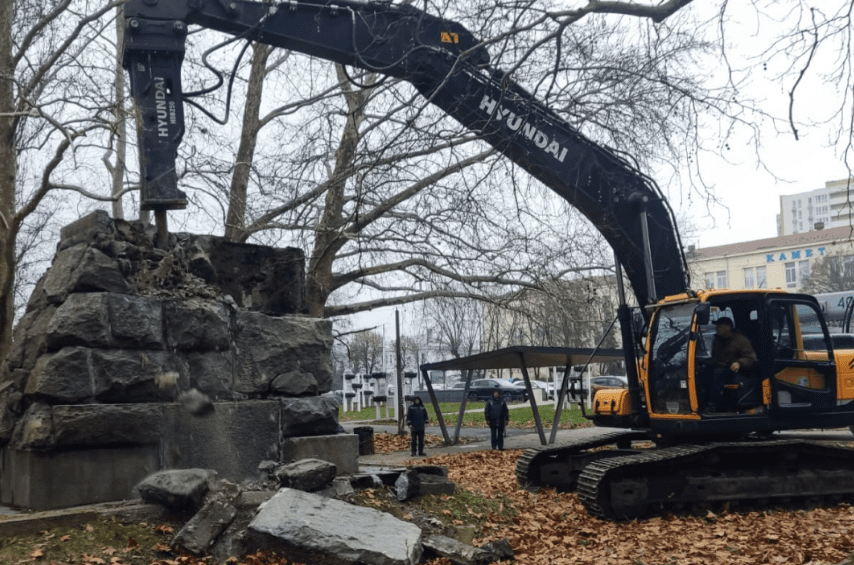 Столичні комунальники знесли постаменти під пам’ятники радянської епохи (фото)