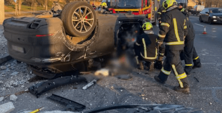 На столичному Берестейському проспекті авто влетіло у бетонну огорожу - водій загинув