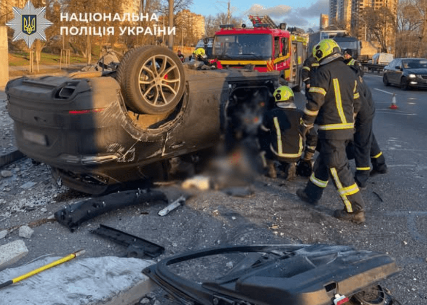 На столичному Берестейському проспекті авто влетіло у бетонну огорожу - водій загинув